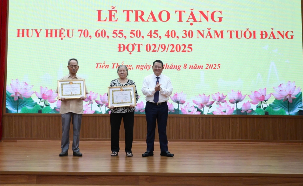 Đồng chí Bí thư Đảng ủy, Chủ tịch HĐND xã trao tặng huy hiệu 60 năm tuổi Đảng