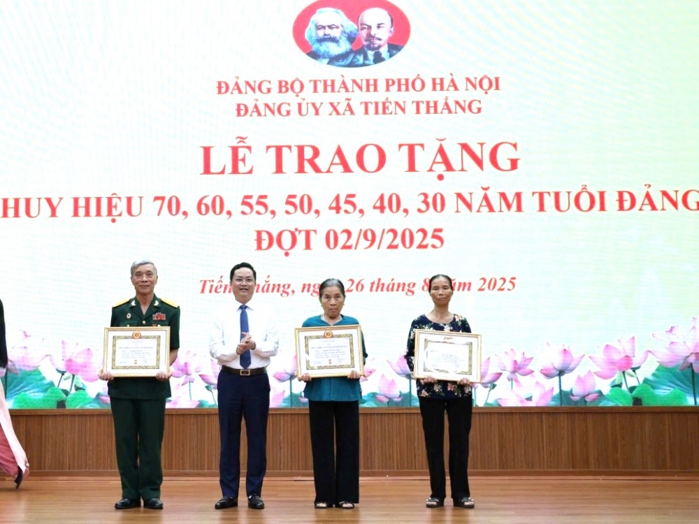 Đồng chí Đinh Ngọc Thức, Phó Bí thư thường trực Đảng ủy trao huy hiệu 55 năm tuổi Đảng
