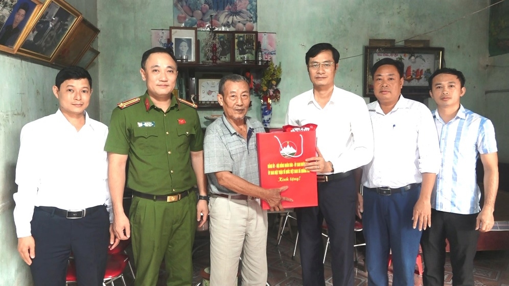 Đoàn đã tới thăm, tặng quà ông Lê Danh Bích – người hoạt động kháng chiến bị địch bắt tù đày ở thôn Bằng Lũng