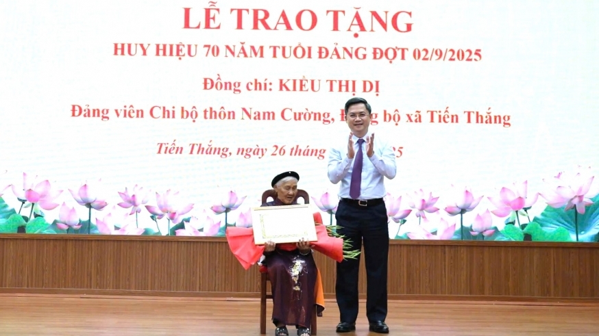Trưởng ban Tổ chức Thành ủy Hà Nội trao Huy hiệu Đảng tại xã Tiến Thắng