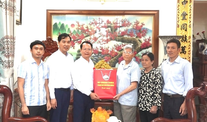 Xã Quảng Oai thăm hỏi, chăm lo người có công nhân dịp Quốc khánh