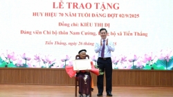 truong ban to chuc thanh uy ha noi trao huy hieu dang tai xa tien thang