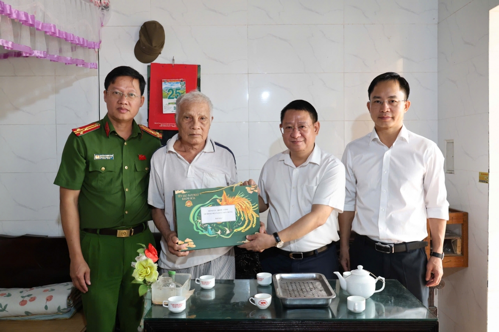 Đồng chí Bí thư Đảng ủy, Chủ tịch HĐND xã thăm, tặng quà gia đình ông Nguyễn Viết Ngọc, thương binh 65%, bệnh binh 61%