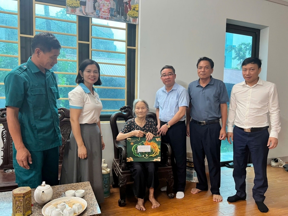 Đồng chí Nguyễn Minh Hải - Chủ tịch UBND xã thăm, tặng quà cho gia đình bà Nguyễn Thị Nụ, thôn Tân Châu