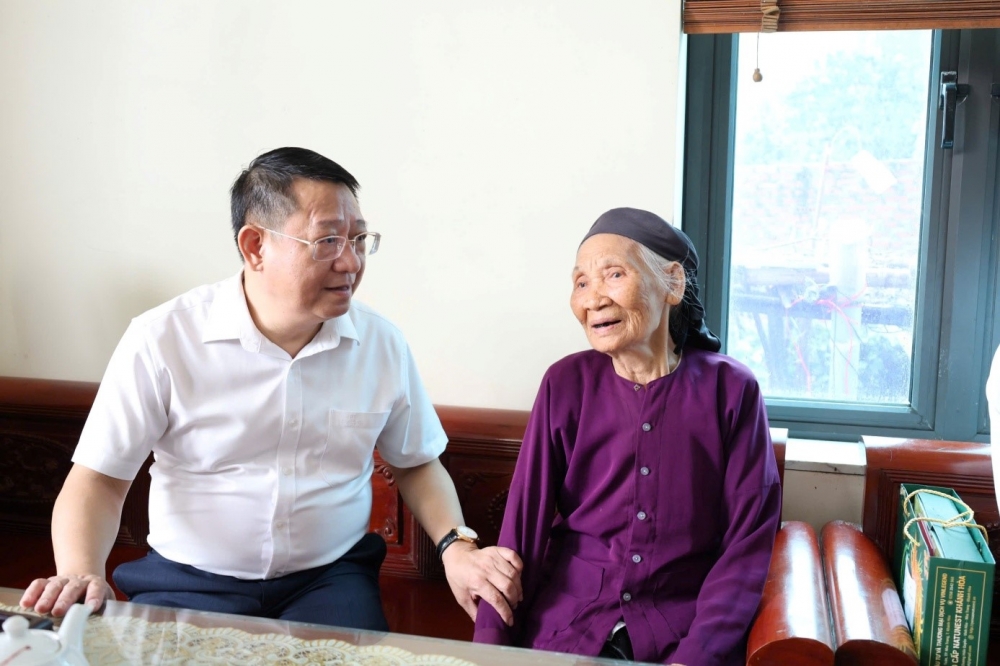 Đồng chí Bí thư Đảng ủy, Chủ tịch HĐND xã thăm, tặng quà gia đình bà Trương Thị Cộng, vợ liệt sĩ