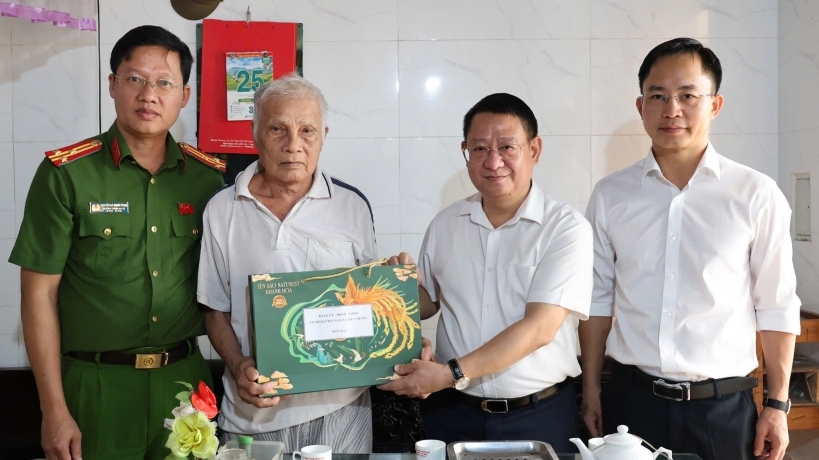 Lãnh đạo xã Tiến Thắng thăm, tặng quà người có công dịp Quốc khánh 2/9