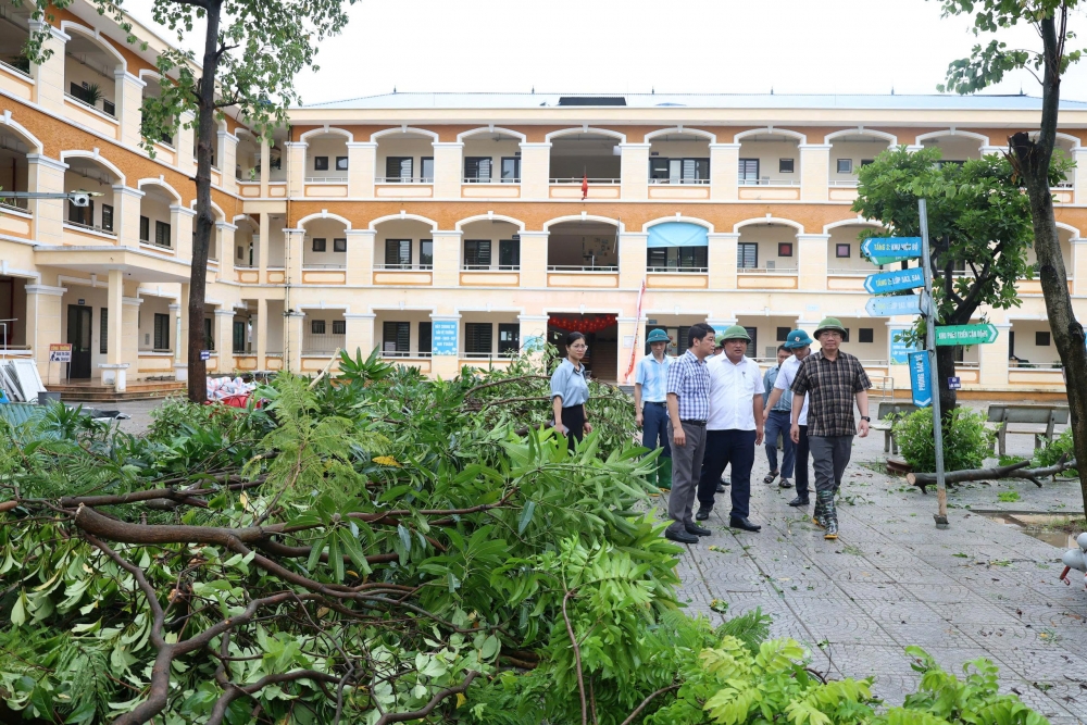 Bí thư Đảng ủy xã Mê Linh kiểm tra công tác khắc phục hậu quả bão số 5 Bí thư Đảng ủy xã Mê Linh kiểm tra công tác khắc phục hậu quả bão số 5