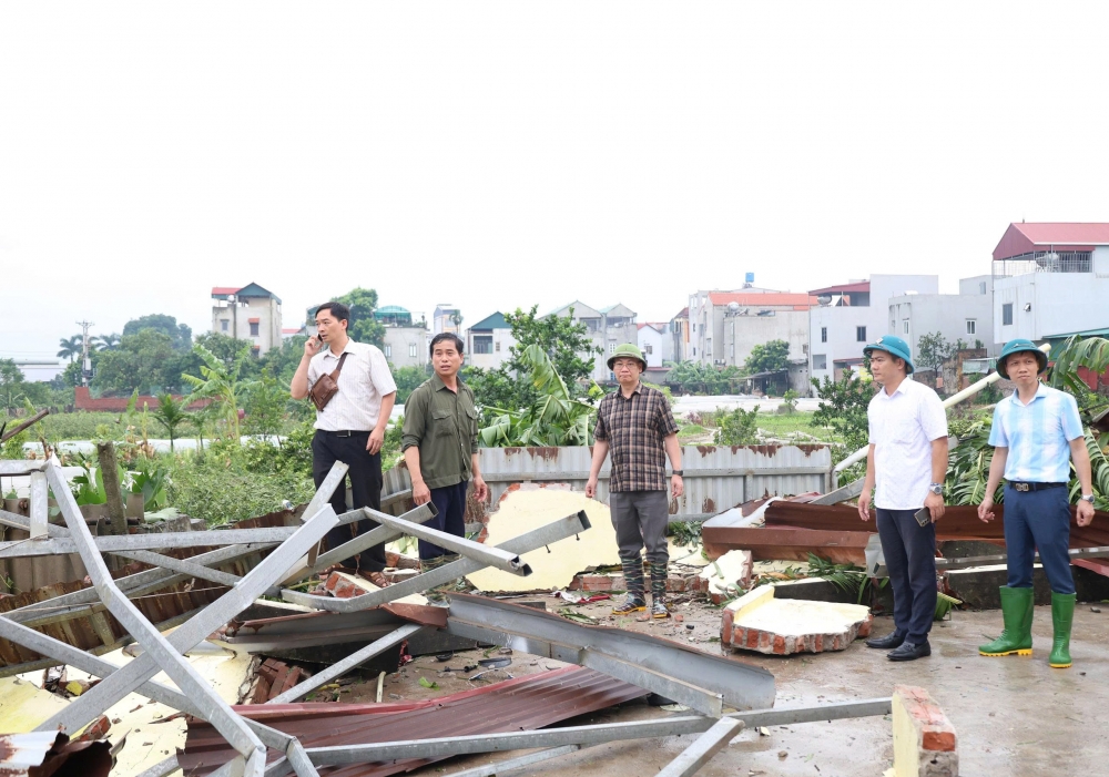 Bí thư Đảng ủy xã Mê Linh kiểm tra công tác khắc phục hậu quả bão số 5 Bí thư Đảng ủy xã Mê Linh kiểm tra công tác khắc phục hậu quả bão số 5