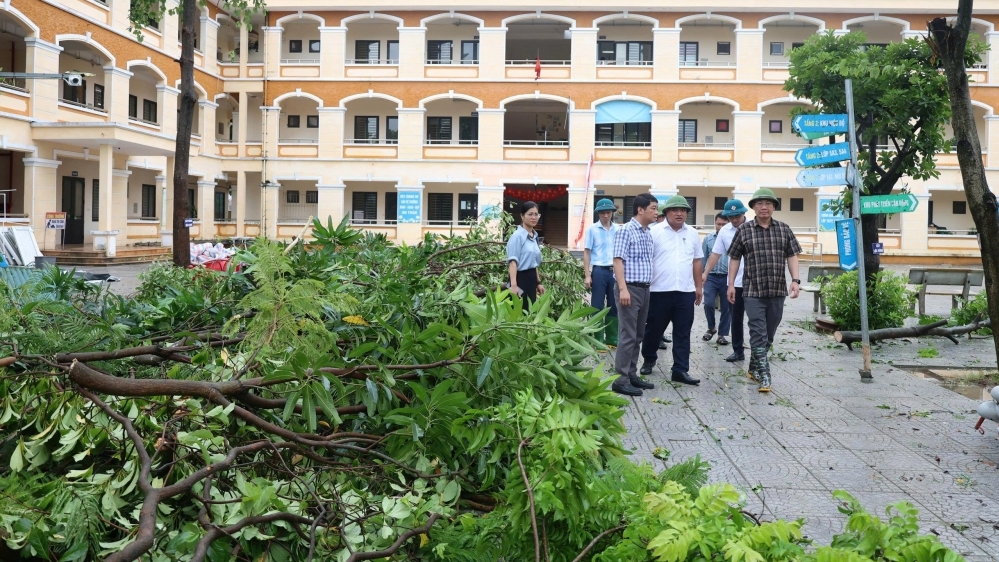 Bí thư Đảng ủy xã Mê Linh kiểm tra công tác khắc phục hậu quả bão số 5