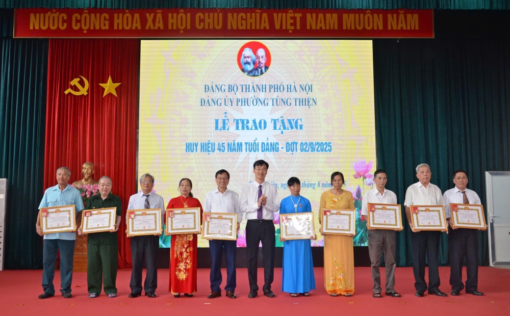 84 đảng viên phường Tùng Thiện được trao Huy hiệu Đảng dịp 2/9