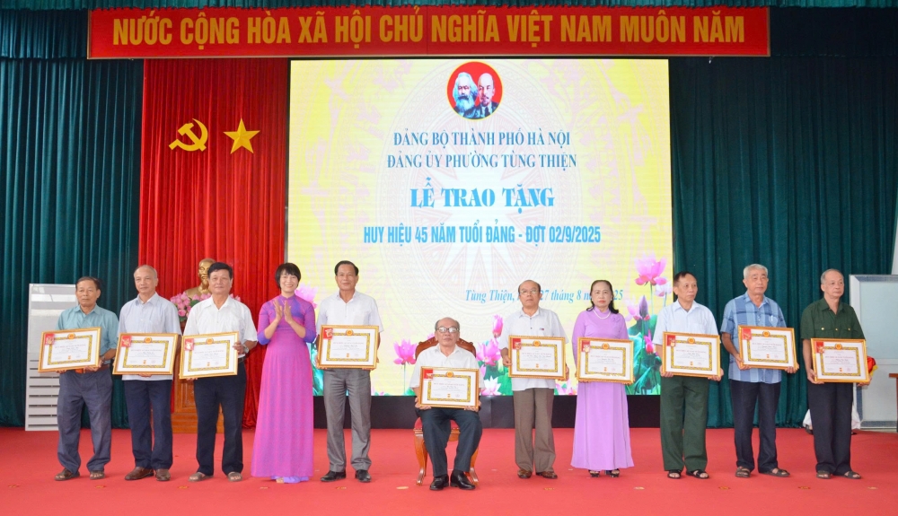 84 đảng viên phường Tùng Thiện được trao Huy hiệu Đảng dịp 2/9