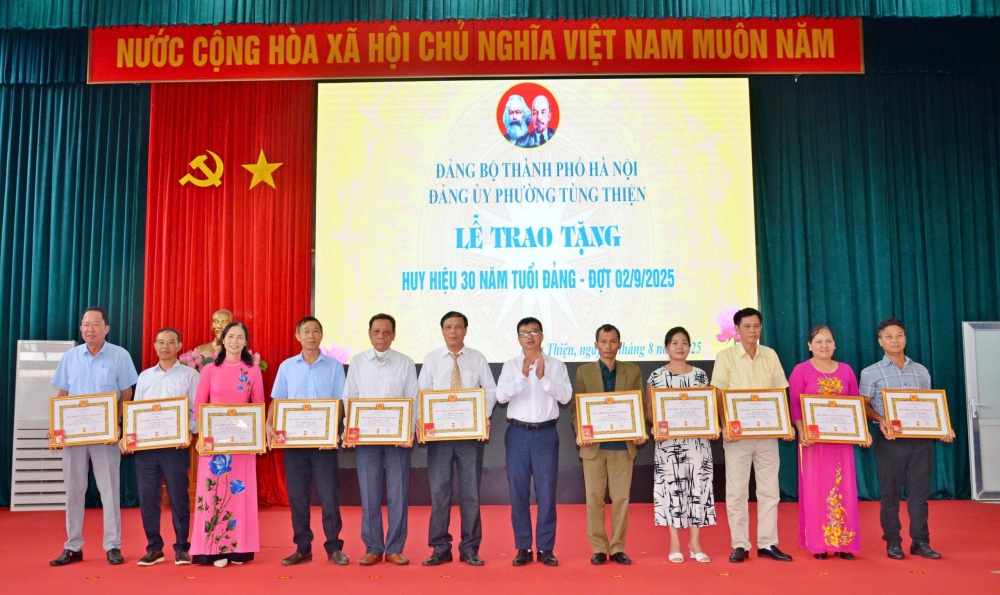 84 đảng viên phường Tùng Thiện được trao Huy hiệu Đảng dịp 2/9
