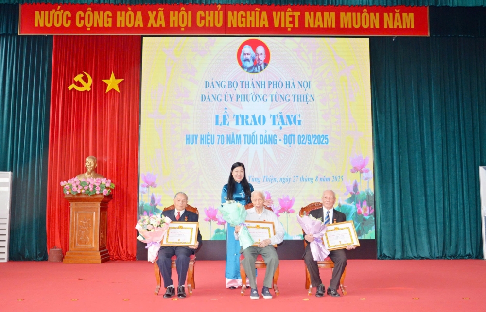 84 đảng viên phường Tùng Thiện được trao Huy hiệu Đảng dịp 2/9