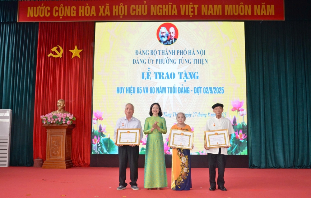 84 đảng viên phường Tùng Thiện được trao Huy hiệu Đảng dịp 2/9