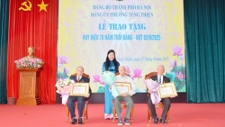 84 đảng viên phường Tùng Thiện được trao Huy hiệu Đảng dịp 2/9