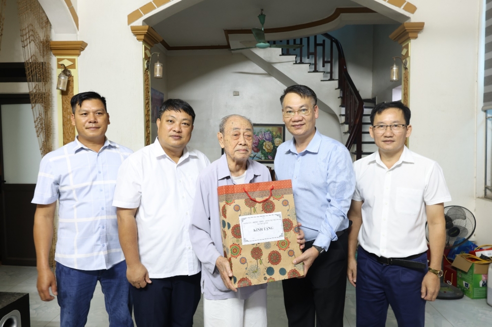 Đoàn công tác tới thăm, tặng quà cụ Nguyễn Duy Dỵ - Cựu chiến binh tiêu biểu, Thôn 1 Hạ Lôi, xã Mê Linh, thành phố Hà Nội