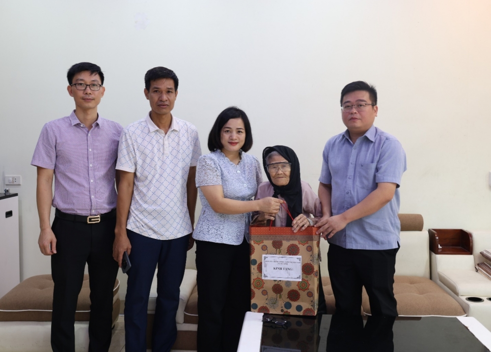 Đoàn công tác tới thăm, tặng quà cụ Nguyễn Thị Ngải, Cựu chiến binh tiêu biểu ở Xóm Cầu thôn Yên Nhân, Mê Linh, Hà Nội