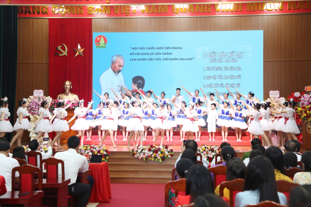 Tiết mục văn nghệ của các học sinh xã Tiến Thắng Tiết mục văn nghệ của các học sinh xã Tiến Thắng