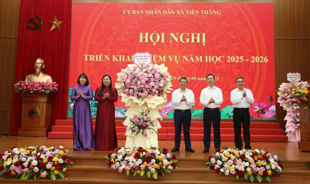 Thường trực Đảng ủy xã Tiến Thắng tặng hoa, chúc mừng ngành giáo dục Thường trực Đảng ủy xã Tiến Thắng tặng hoa, chúc mừng ngành giáo dục