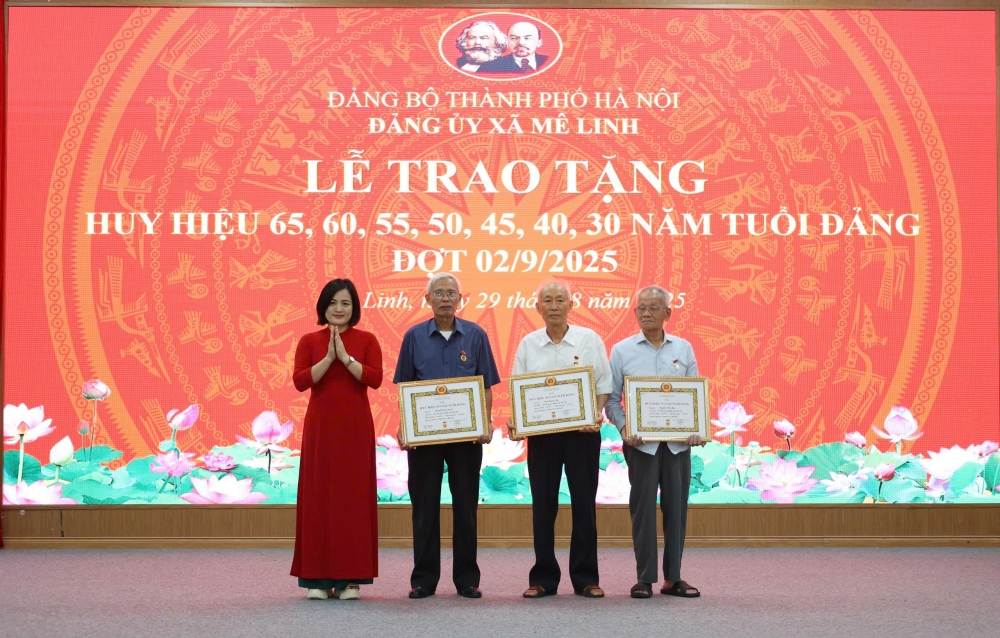 Đồng chí Trịnh Thị Hồng Ngân – Phó Bí thư Thường trực Đảng ủy trao Huy hiệu 55, 50 năm tuổi Đảng tặng các đảng viên.