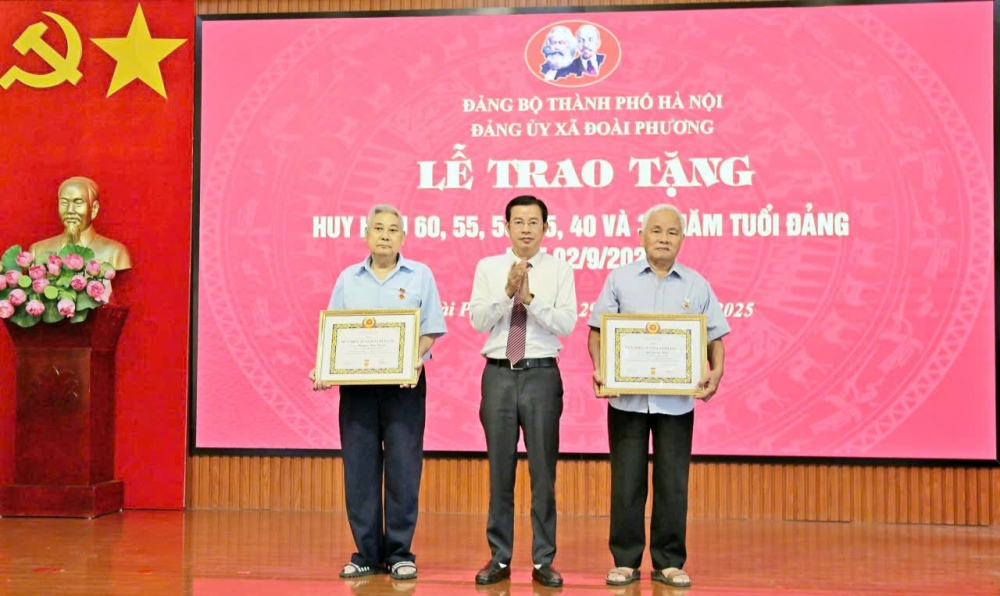 Hướng tới Quốc khánh, 58 đồng chí tại xã Đoài Phương được trao Huy hiệu Đảng Hướng tới Quốc khánh, 58 đồng chí tại xã Đoài Phương được trao Huy hiệu Đảng