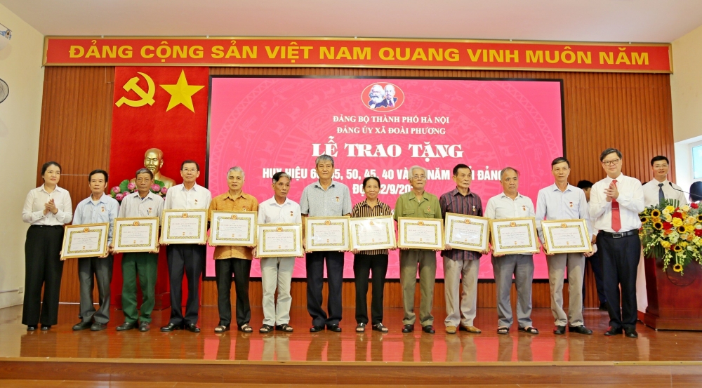 Đồng chí Hà Việt Phong, Trưởng Ban xây dựng Đảng xã Đoài Phương trao huy hiệu cho các đảng viên Đồng chí Hà Việt Phong, Trưởng Ban xây dựng Đảng xã Đoài Phương trao huy hiệu cho các đảng viên