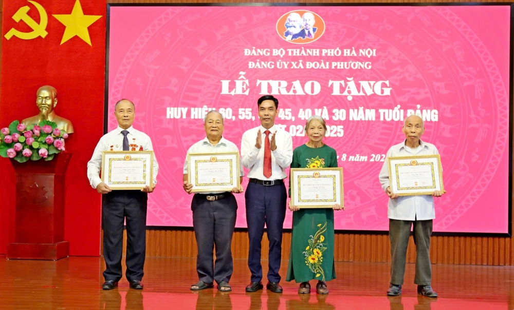 Hướng tới Quốc khánh, 58 đồng chí tại xã Đoài Phương được trao Huy hiệu Đảng Hướng tới Quốc khánh, 58 đồng chí tại xã Đoài Phương được trao Huy hiệu Đảng