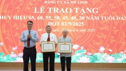 Trang trọng trao Huy hiệu đảng cho các đảng viên lão thành tại xã Mê Linh