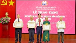 huong toi quoc khanh 58 dong chi tai xa doai phuong duoc trao huy hieu dang