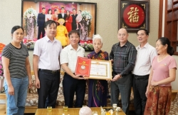 lanh dao phuong son tay toi nha rieng dang vien de trao huy hieu dang