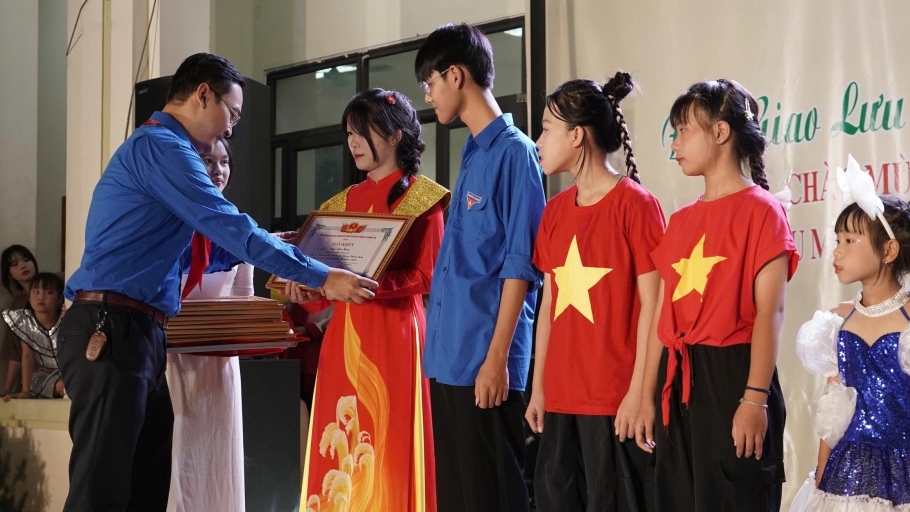 Tuổi trẻ Thường Tín trao học bổng "Thắp sáng giấc mơ cho em"