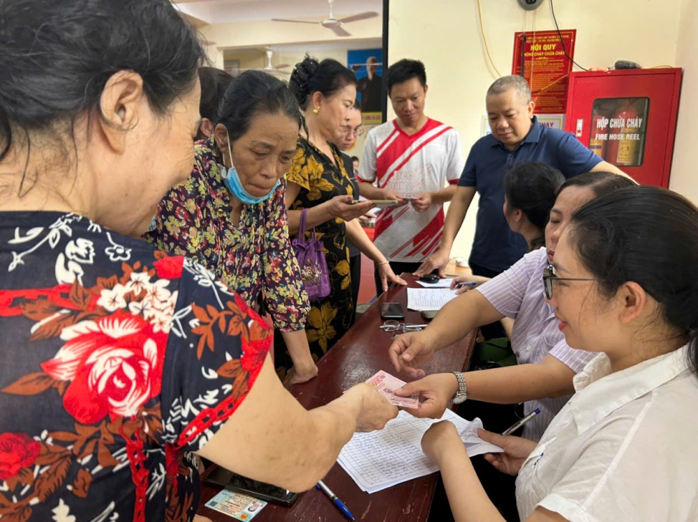 Người dân Sơn Tây vui mừng nhận quà Quốc Khánh Người dân Sơn Tây vui mừng nhận quà Quốc Khánh