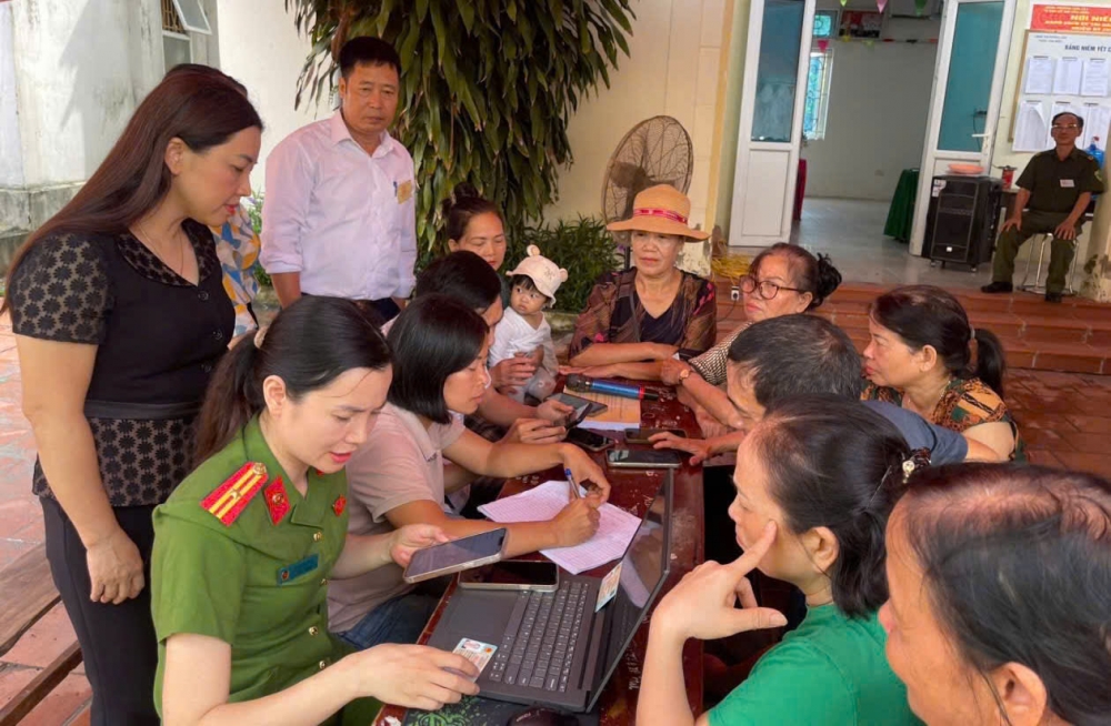 Chủ tịch UBND phường Sơn Tây Nguyễn Thị Thu Hương chia vui với người dân nhận quà Quốc Khánh Chủ tịch UBND phường Sơn Tây Nguyễn Thị Thu Hương chia vui với người dân nhận quà Quốc Khánh