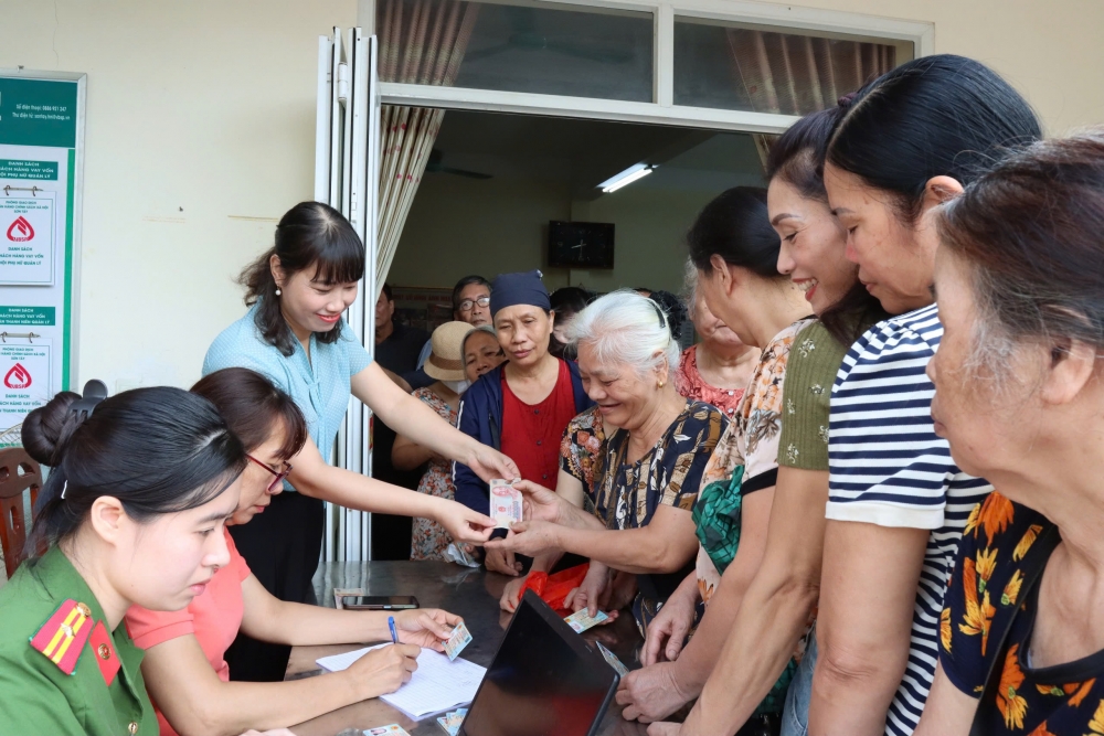 Người dân Sơn Tây vui mừng nhận quà Quốc Khánh Người dân Sơn Tây vui mừng nhận quà Quốc Khánh