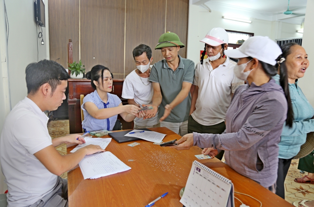 Người dân xã Đoài Phương nô nức nhận hơn 4 tỷ đồng quà Quốc khánh