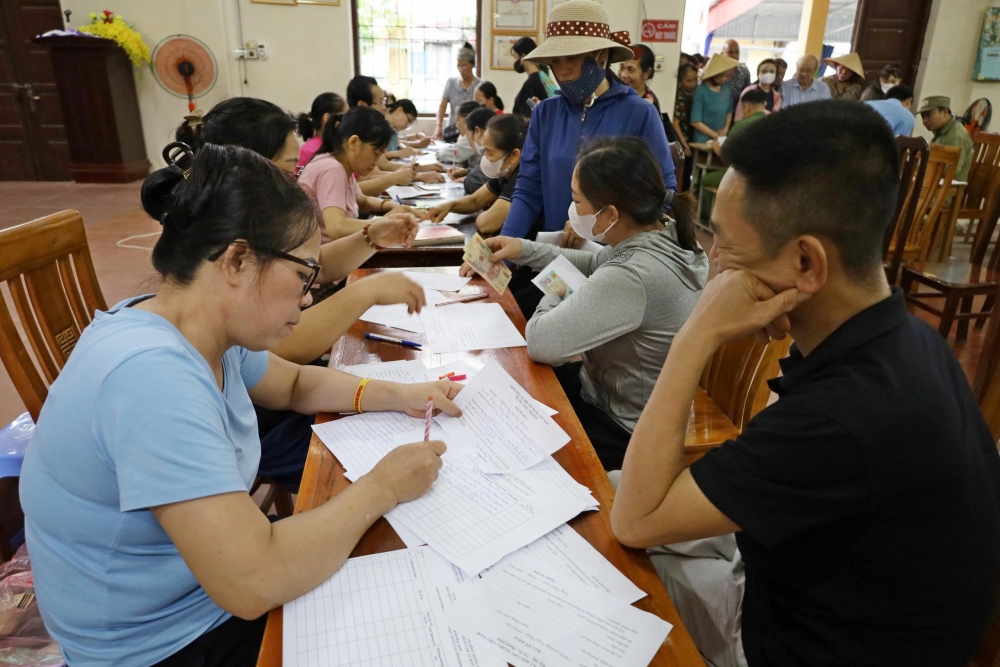 Phường Tùng Thiện chi trả tiền quà tặng Quốc Khánh cho người dân