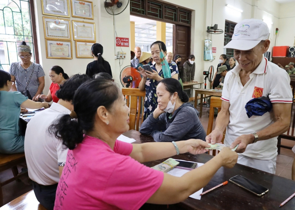 Phường Tùng Thiện chi trả tiền quà tặng Quốc Khánh cho người dân