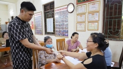 Phường Tùng Thiện chi trả tiền quà tặng Quốc Khánh cho người dân