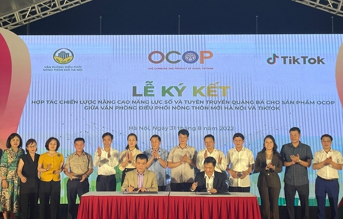 Lễ ký kết giữa Văn phòng điều phối chương trình xây dựng nông thôn mới Hà Nội đưa sản phảm OCOP lên Tik Tok