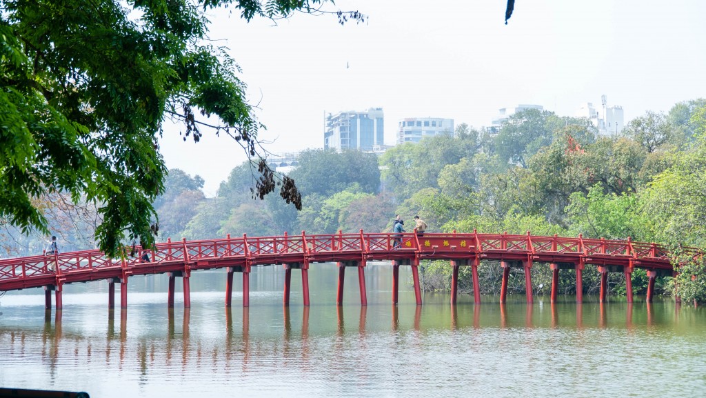 Cầu Thê Húc bình yên bên bờ hồ Gươm