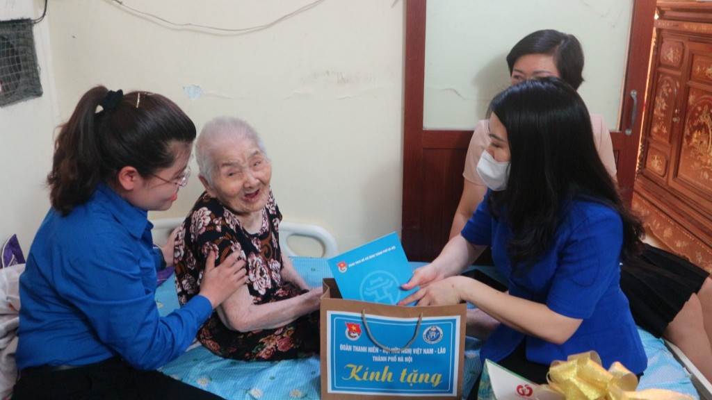 Thành ủy viên, Bí thư Thành đoàn Hà Nội Chu Hồng Minh tặng quà mẹ Việt Nam anh hùng