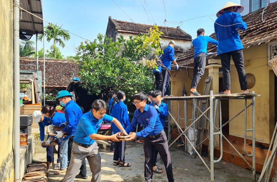 Thanh niên tình nguyện huyện Quốc Oai sửa chữa nhà cho gia đình chính sách