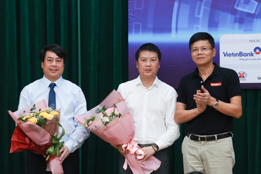 ông Nguyễn Ngọc Hiển (TBT báo Lao Động)  tặng hoa các nhà tài trợ