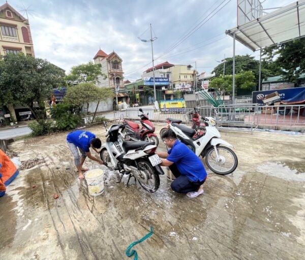 Thanh niên Thường Tín rửa xe gây quỹ vì trẻ em có hoàn cảnh khó khăn