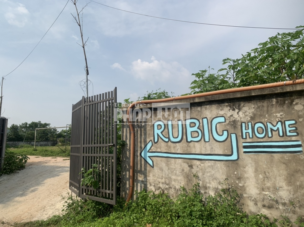 Phá tường rào, tạo lối đi vào Rubic Home qua sân vận động xã Vân Hòa