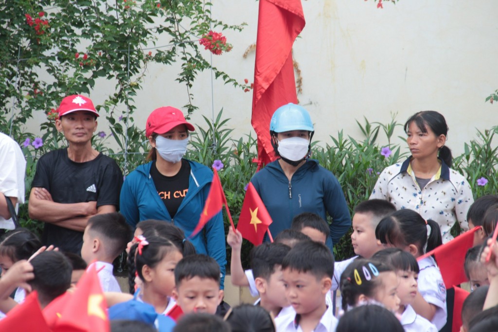 “Sáng sớm nay là ngày ngày rất quan trọng vì cháu chính thức bước vào năm học mới nên dù nhà còn bao việc nhưng tôi vẫn bỏ thời gian chở cháu đến trường”, chị Phan Thị Thanh Nhàn (Tây Đằng, Ba Vì, Hà Nội)