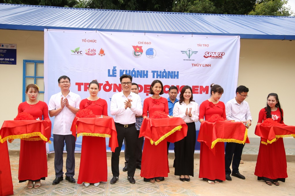 Đoàn công tác cắt công băng khánh thành công trình “Trường đẹp cho em” tại huyện Điện Biên Đông, tỉnh Điện Biên