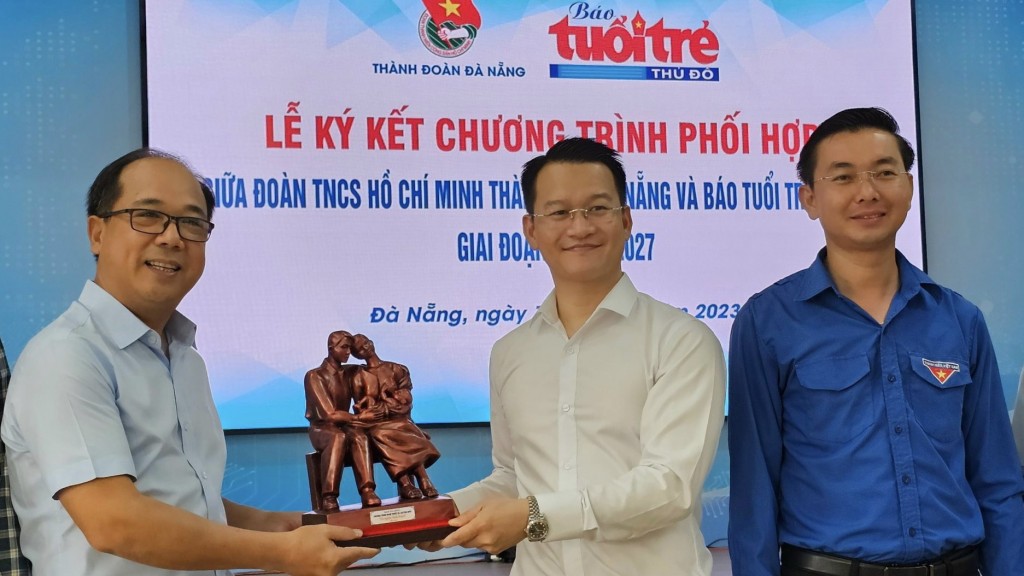 Thành đoàn Đà Nẵng và Báo Tuổi trẻ Thủ đô ký kết chương trình phối hợp
