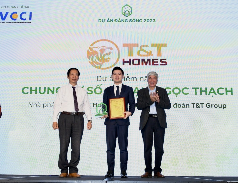   Ông Đỗ Vinh Quang, Chủ tịch HĐQT kiêm Tổng Giám đốc T&T Homes (giữa) nhận Giải thưởng “Dự án đáng sống năm 2023”