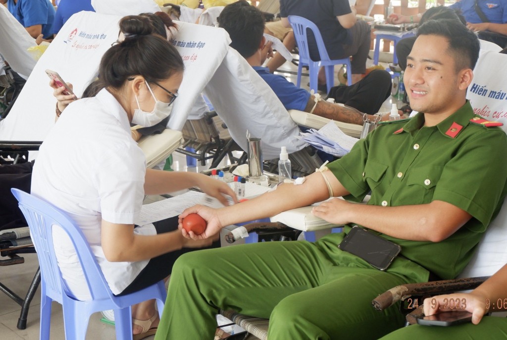 Đông đảo đoàn viên, thanh niên Đà Nẵng đến từ các trường Đại học, Cao đẳng, Quận đoàn cơ sở, lực lượng vũ trang tham gia hiến máu tình nguyện (ảnh Trần Tuấn)